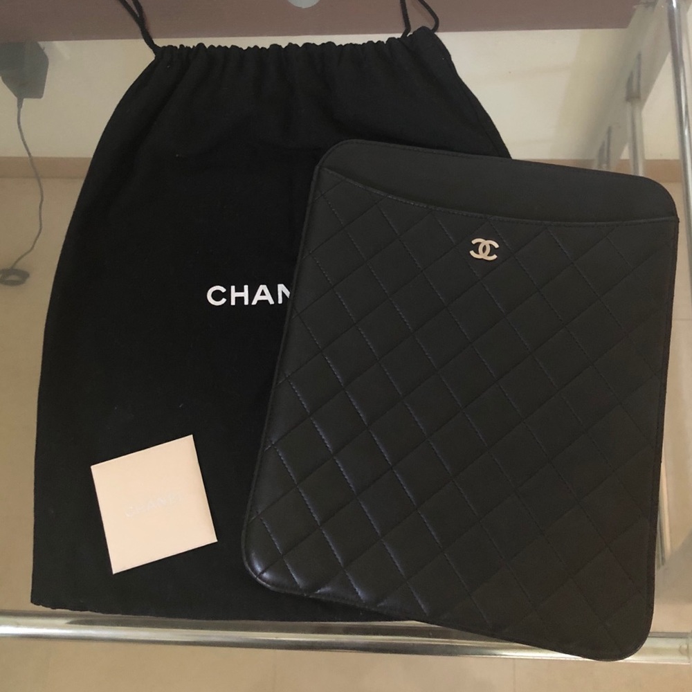 CHANEL QUILTED LAMBSKIN CC LOGO IPAD/TABLET CASE